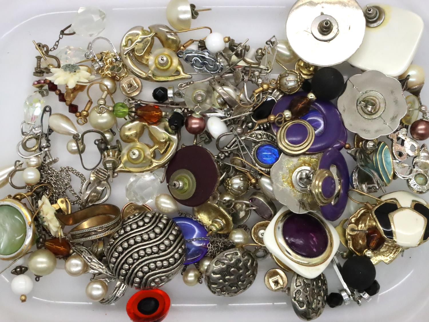 Box of mixed earrings including silver. P&P Group 1 (£14+VAT for the first lot and £1+VAT for