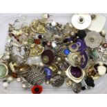Box of mixed earrings including silver. P&P Group 1 (£14+VAT for the first lot and £1+VAT for
