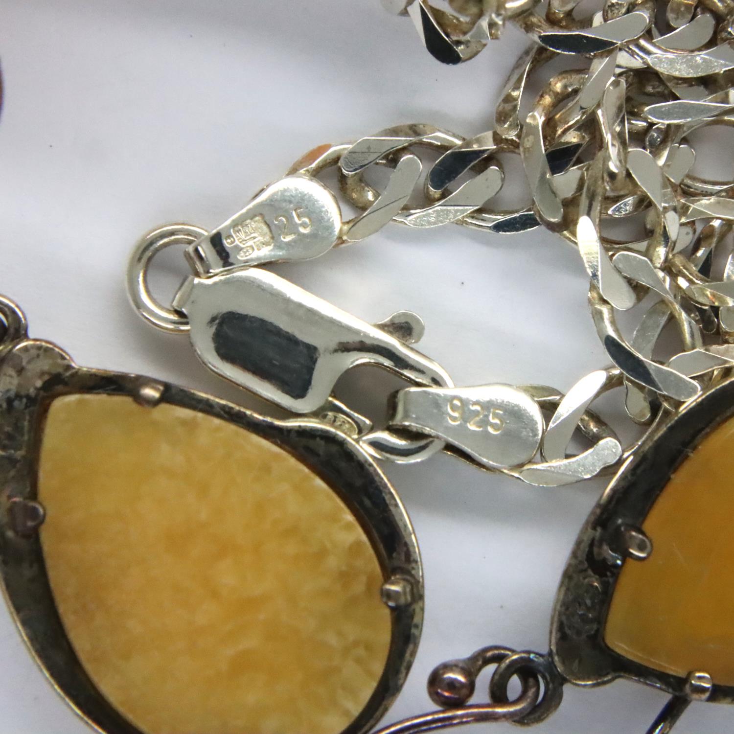 A silver butterscotch amber set pendant and necklace and earrings. Chain L: 60 cm, earring L: 30 mm. - Image 3 of 3