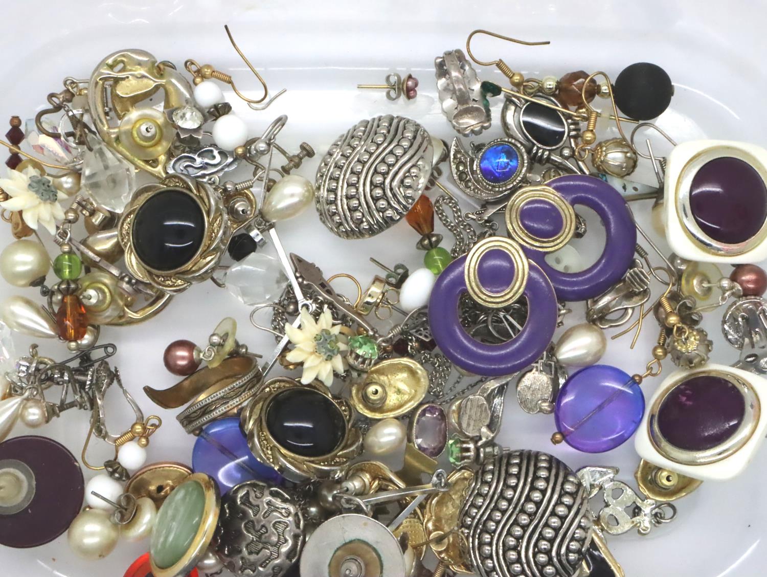 Box of mixed earrings including silver. P&P Group 1 (£14+VAT for the first lot and £1+VAT for - Image 2 of 2