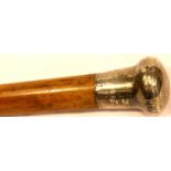 Walking cane with silver topped pommel, hallmarked London 1915. P&P Group 3 (£25+VAT for the first