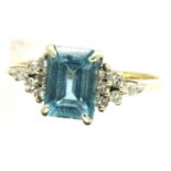 9ct gold aquamarine and diamond set cocktail ring, size J/K, 1.9g. P&P Group 1 (£14+VAT for the