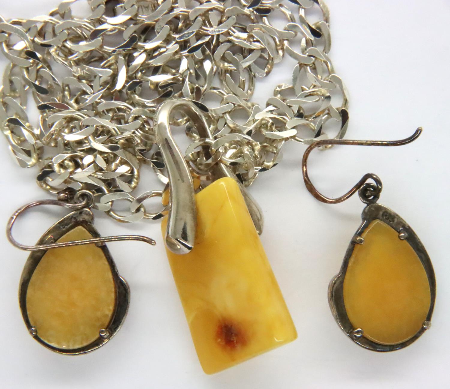 A silver butterscotch amber set pendant and necklace and earrings. Chain L: 60 cm, earring L: 30 mm. - Image 2 of 3