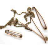 Mixed 9ct gold; three bar brooches (one broken) and a fine chain, combined 6.0g. P&P Group 1 (£14+
