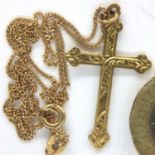 9ct gold cross on chain, 2.2g, cross L: 3 cm. P&P Group 1 (£14+VAT for the first lot and £1+VAT