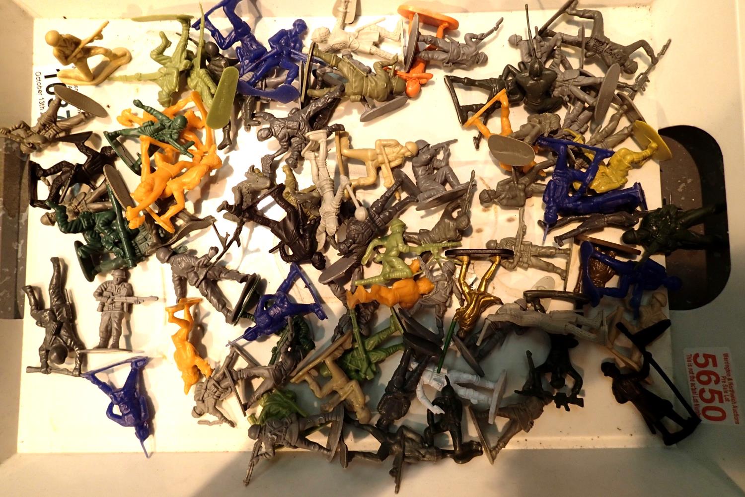 Collection of toy plastic soldiers. P&P Group 1 (£14+VAT for the first lot and £1+VAT for subsequent