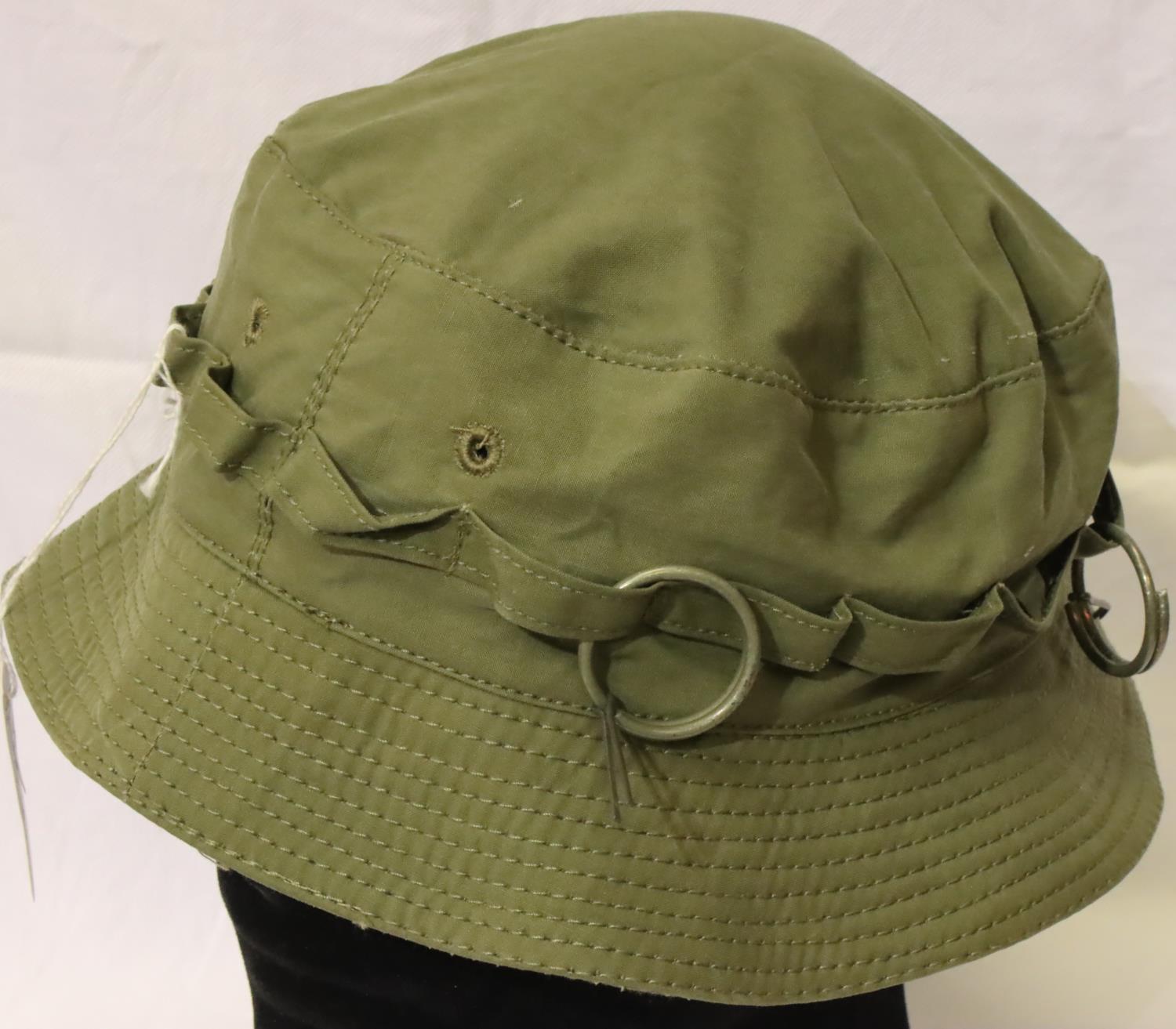 Vietnam War period jungle hat with grenade rings. P&P Group 2 (£18+VAT for the first lot and £3+