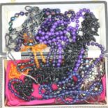 Box of mixed costume jewellery beads. P&P Group 1 (£14+VAT for the first lot and £1+VAT for