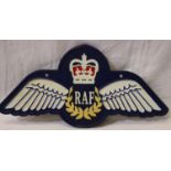 Contemporary cast iron painted RAF wall plaque in relief, L: 30 cm. P&P Group 3 (£25+VAT for the
