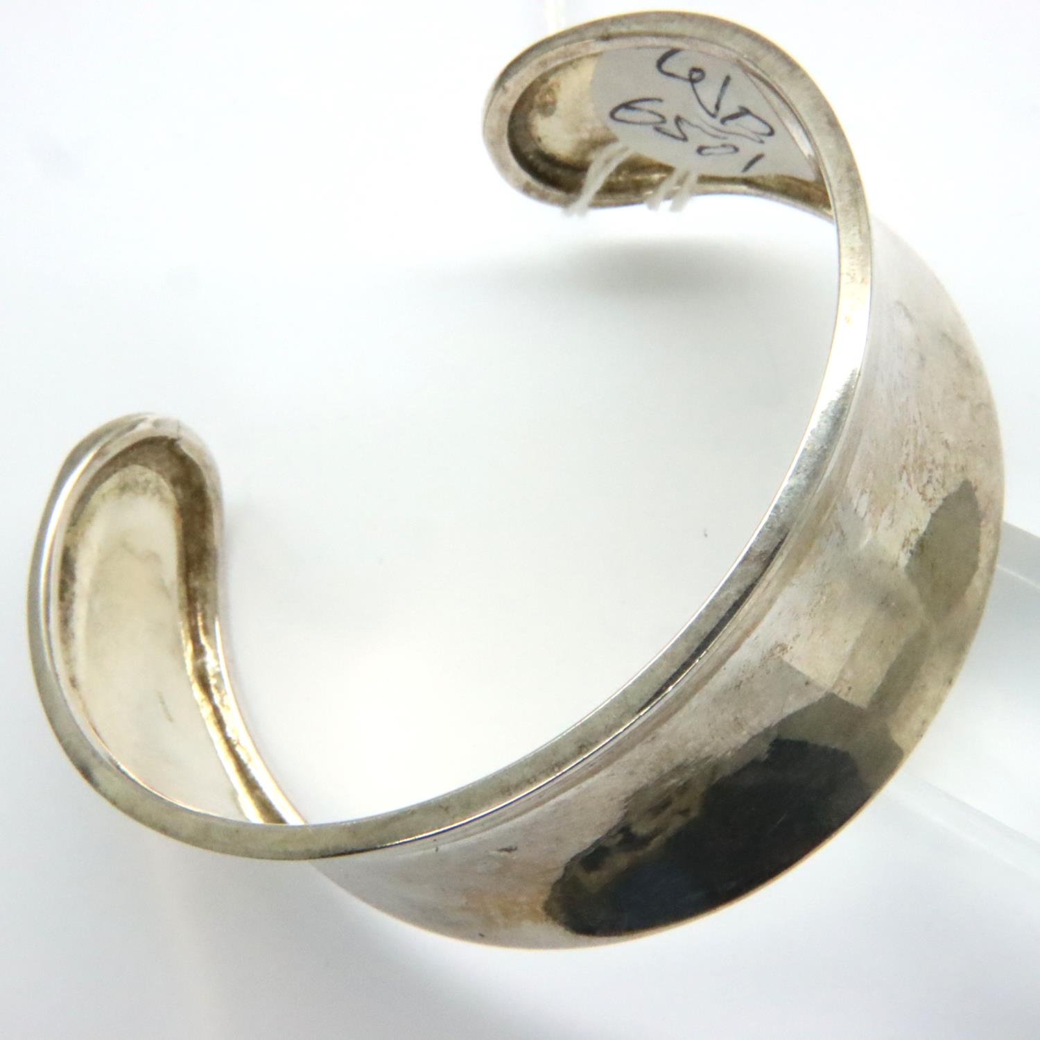 925 silver open bangle, D: 70 mm, 33g. P&P Group 1 (£14+VAT for the first lot and £1+VAT for