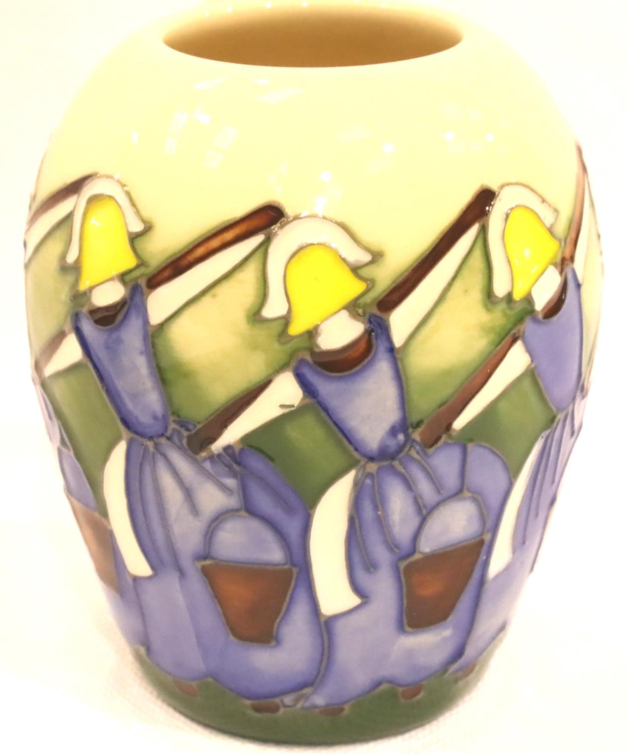 Moorcroft vase in the Eight Maids A Milking pattern, H: 7 cm. No cracks, chips or visible