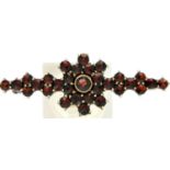 Gilt washed silver and garnet bar brooch, L: 42 mm. P&P Group 1 (£14+VAT for the first lot and £1+