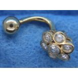 Hallmarked 9ct gold and seven-stone daisy set belly stud, 1.8g. P&P Group 1 (£14+VAT for the first