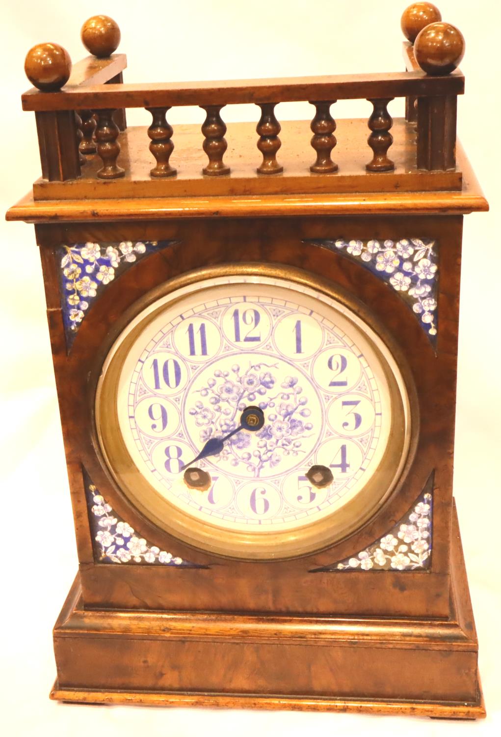 An Edwardian walnut cased mantel clock with enamelled circular dial, chiming on a gong, H: 32 cm.