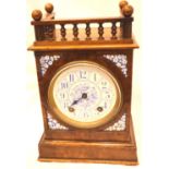 An Edwardian walnut cased mantel clock with enamelled circular dial, chiming on a gong, H: 32 cm.