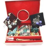 Box of vintage jewellery including silver examples. P&P Group 1 (£14+VAT for the first lot and £1+