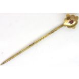 9ct gold and red stone set pin brooch, 0.8g. L: 5.5 cm. P&P Group 1 (£14+VAT for the first lot