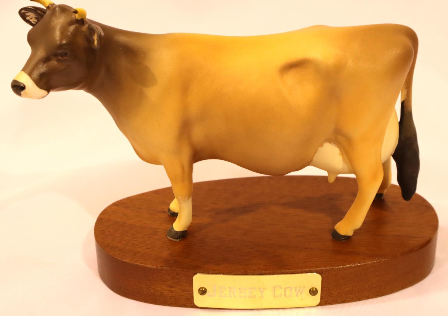 Boxed matt Beswick Jersey cow on wooden plinth, L: 16 cm, no cracks, chips or visible restoration.