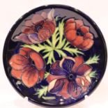 Moorcroft cabinet plate in the Anemone pattern, D: 26 cm. No cracks, chips or visible restoration.