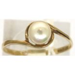 9ct gold pearl set ring, size M, 1.1g. P&P Group 1 (£14+VAT for the first lot and £1+VAT for