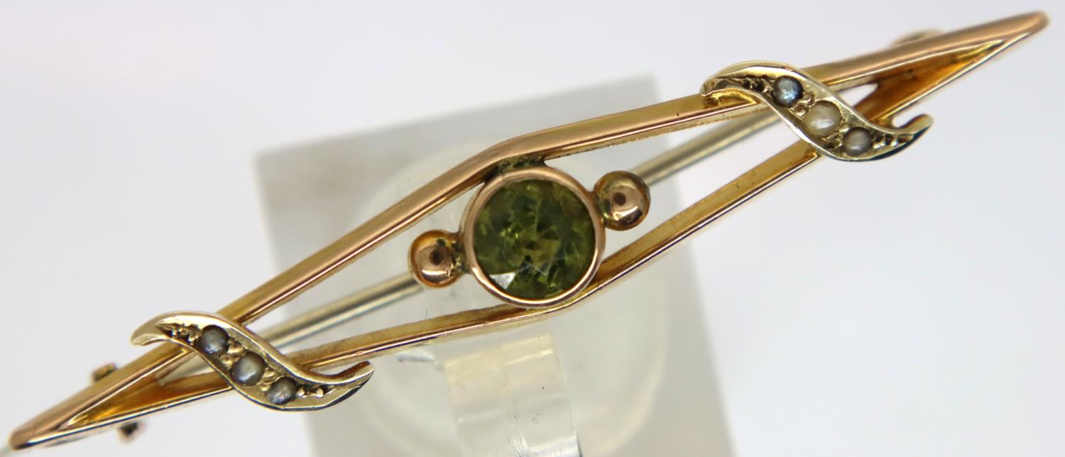 9ct gold bar brooch set with aquamarine and seed pearls, L: 51 mm. P&P Group 1 (£14+VAT for the