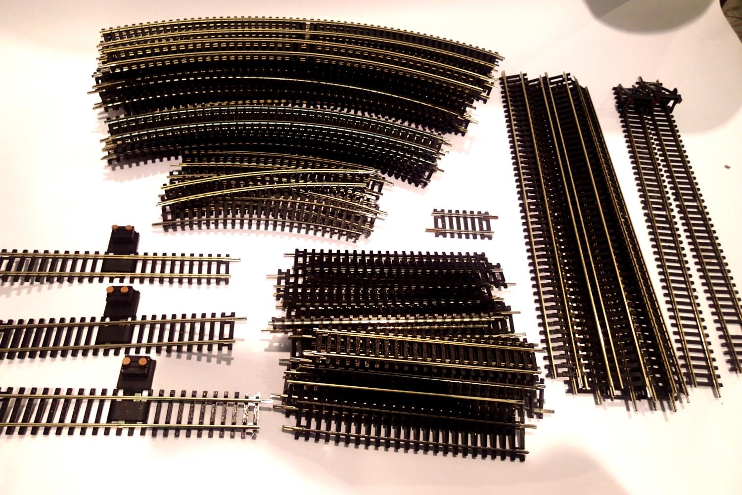 Selection of approximately seventy pieces of Hornby Setrack pieces, twenty R600, ten R601, eight