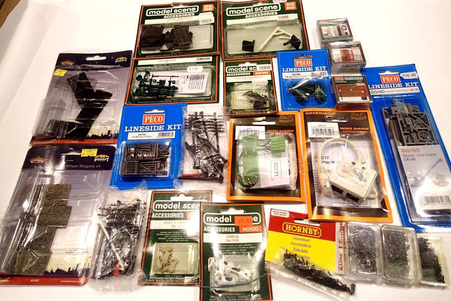 Collection of OO scale accessories; yard crane kit, animals, fences, telegraph poles, electrics etc.
