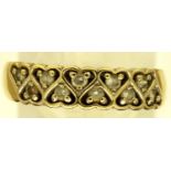 9ct gold stone set heart ring. P&P Group 1 (£14+VAT for the first lot and £1+VAT for subsequent