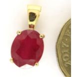 18ct gold and ruby pendant, 1.8g, pendant drop 9 mm. P&P Group 1 (£14+VAT for the first lot and £1+