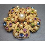 *NINA RICCI VINTAGE LARGE ROUND BROOCH WITH CRYSTALS AND PEARLS / ALL STONES PRESENT, 6CM ACROSS,