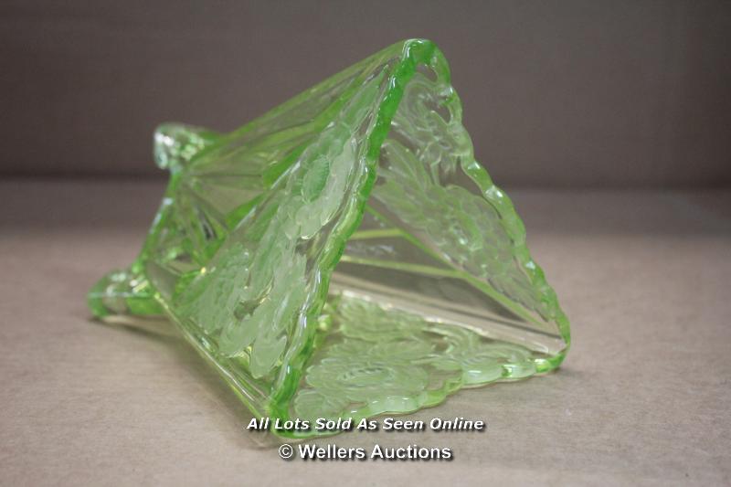 *ART DECO SOWERBY URANIUM GLASS DAISY VASE / MINOR DAMAGE TO ONE OF THE FEET / 19CM TALL [LQD188] - Image 4 of 5