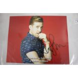 RICKY WILSON OF THE KAISER CHIEFS , MUSIC, AFTAL AND UACC CERTIFIED 10 X 8 PHOTO / SIGNED