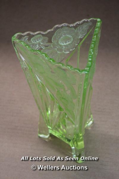 *ART DECO SOWERBY URANIUM GLASS DAISY VASE / MINOR DAMAGE TO ONE OF THE FEET / 19CM TALL [LQD188] - Image 2 of 5
