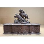 *IRISH MAHOGANY SHAMROCK CARVED GLOVE BOX SURMOUNTED BY HUNTING GUN DOGS / 30CM WIDE X 19.5CM