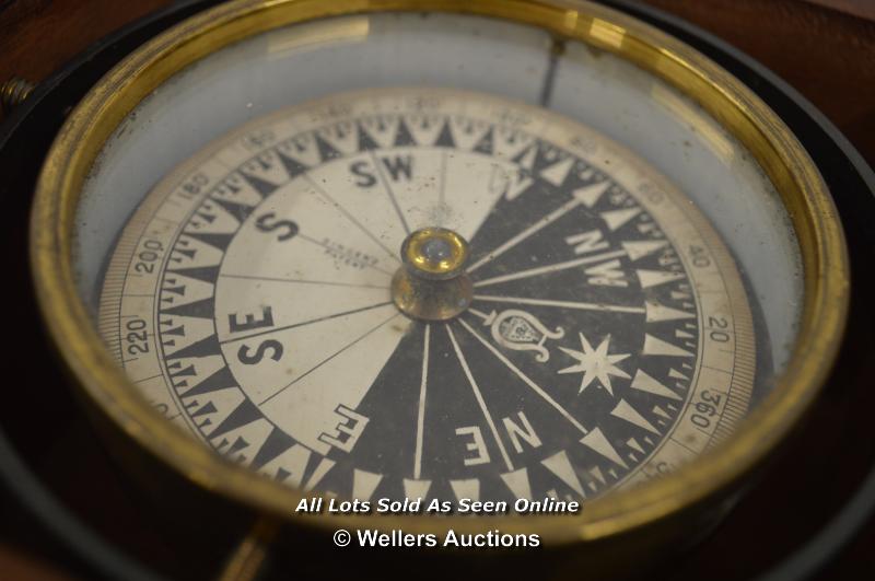 *19TH CENTURY SINGERS PATENT BRASS GIMBLE SHIPS COMPASS IN ORIGINAL MAHOGANY BINNACLE WITH BRASS - Image 3 of 10