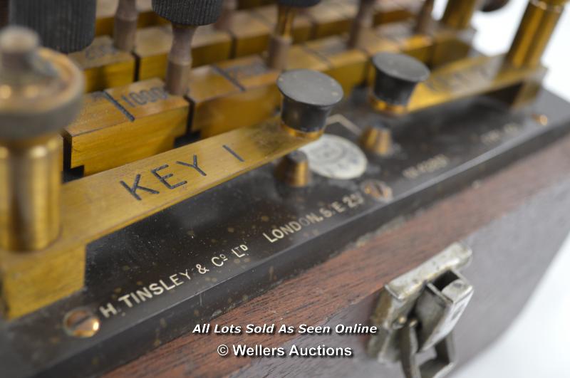 *LARGE BRASS & MAHOGANY OHM METER H TINSLEY & CO LONDON TYPE 405 SCIENTIFIC / 24.5 X 18 X 17CM [ - Image 3 of 5