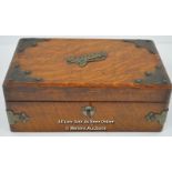 *VINTAGE WOODEN CIGAR BOX WITH BRASS DETAILING AND WORKING LOCK AND KEY [LQD197]