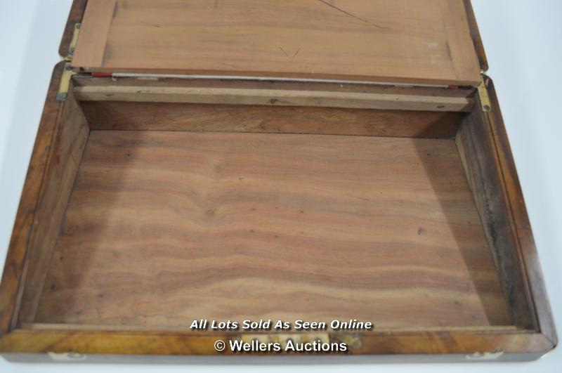 *VICTORIAN MAHOGANY INLAID WRITING SLOPE / WITH KEY AND WORKING LOCK / 42.5 X 26 X 16.5CM [LQD197] - Image 4 of 5