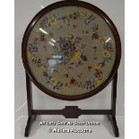 *MAHOGANY TILT TOP FIRESCREEN WITH EMBROIDERED PANEL / DAMAGED GLASS [LQD197]