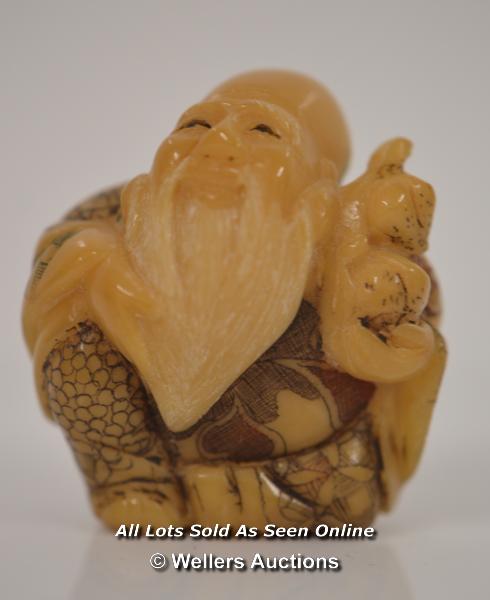 *HAND CARVED VEGETABLE IVORY TAGUA NUT BOXED / 3.3CM HIGH [LQD197]