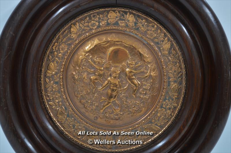 *FANCY ORNATE COPPER CHERUB PUTTI BUTTERFLY WALL PLAQUE CIRCLE WOOD FRAME / 31CM WIDE [LQD197] - Image 2 of 5