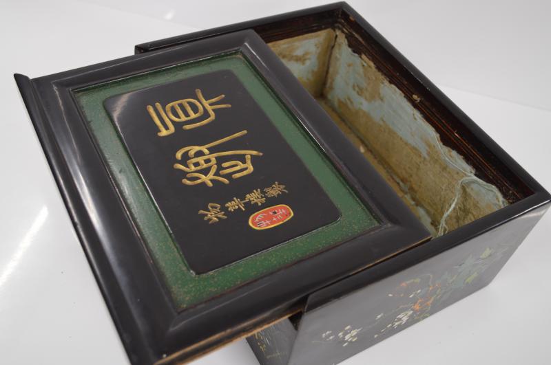 *HAND PAINTED BLACK LACQUER CHINESE / HONG KONG - INSCRIBED / 28 X 13 X 12CM [LQD197] - Image 7 of 8