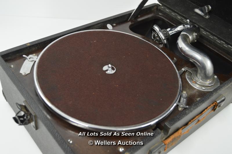 *HMV 102 PORTABLE GRAMOPHONE PLAYER C.1940S / IN WORKING ORDER WITH FIVE RECORDS [LQD197] - Image 6 of 9