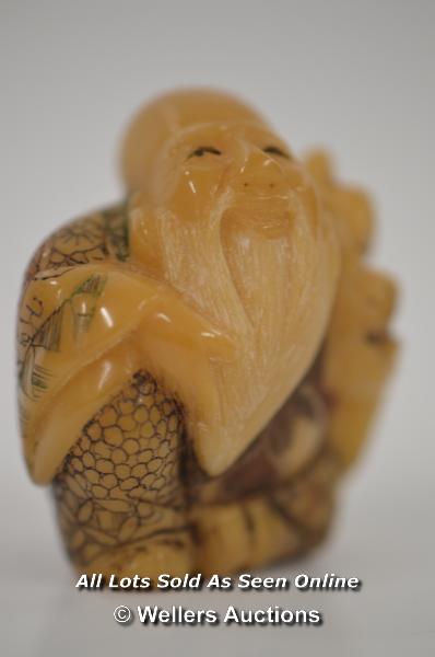 *HAND CARVED VEGETABLE IVORY TAGUA NUT BOXED / 3.3CM HIGH [LQD197] - Image 4 of 4