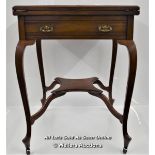 *ANTIQUE MAHOGANY ENVELOPE CARD TABLE ON CASTERS / TOP CLOSED; 56 X 56 CM / TOP OPENED; 110 X