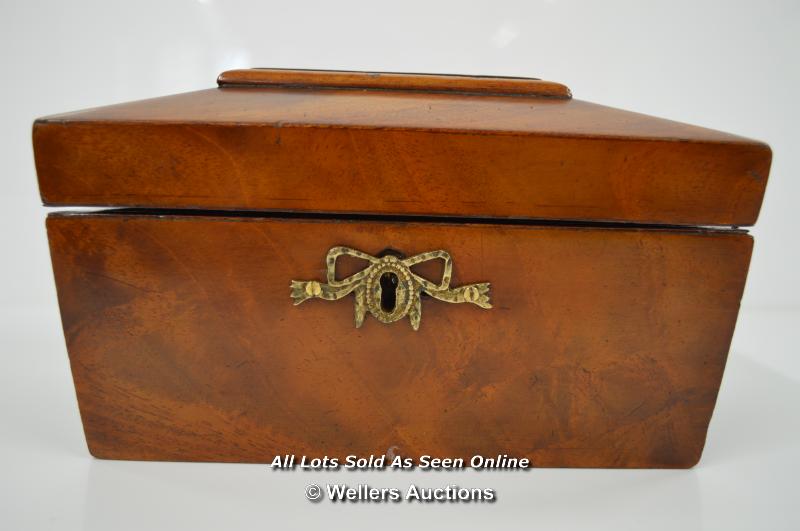 *VICTORIAN FLAME MAHOGANY TEA CADDY / 20 X 12 X 11CM. WITHOUT LIDS AND KEY [LQD197] - Image 2 of 3