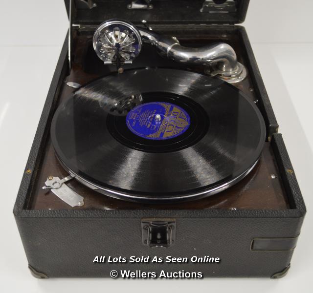 *HMV 102 PORTABLE GRAMOPHONE PLAYER C.1940S / IN WORKING ORDER WITH FIVE RECORDS [LQD197] - Image 2 of 9