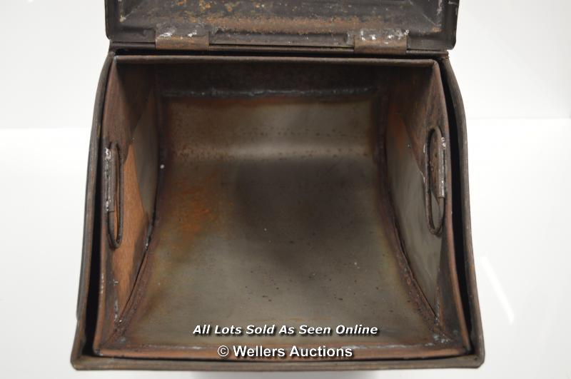 *ANTIQUE METAL COAL SCUTTLE WITH SHOVEL [LQD197] - Image 4 of 4