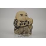 *JAPANESE NETSUKE BOY MONK HOLDING PRAYER BEADS / 3.5CM HIGH [LQD197]