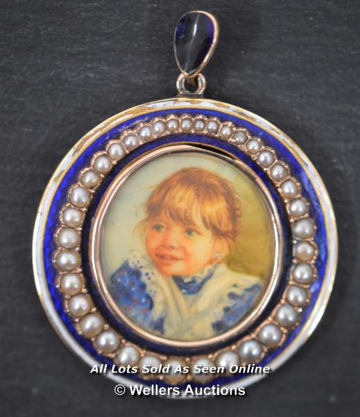 *VICTORIAN 9 CARAT GOLD AND PEARL PORTRAIT LOCKET PENDANT [LQD197]